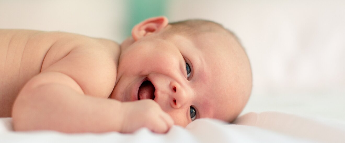 новорождённый улыбается